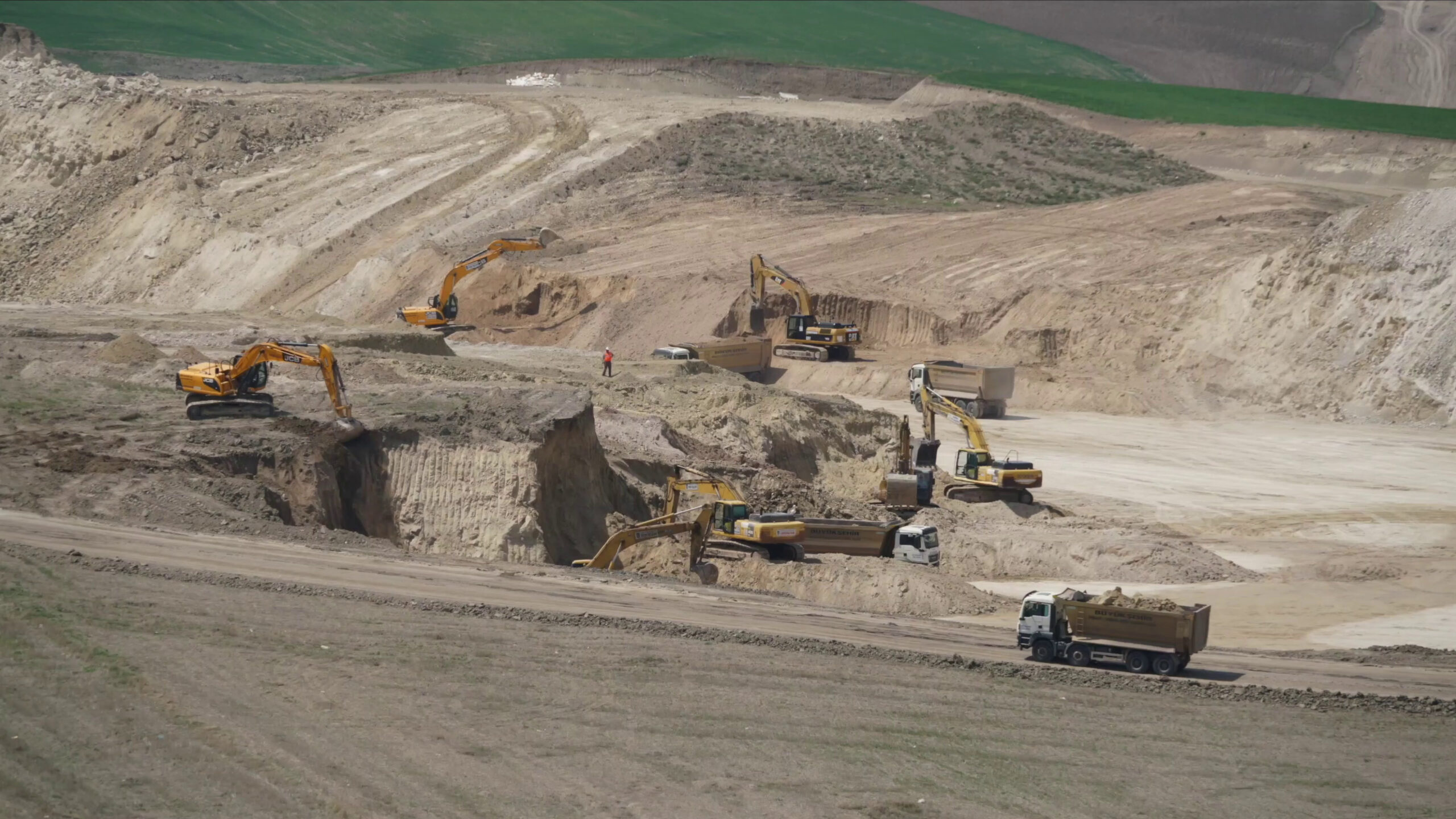 hydraulic-excavators-at-a-mine hydraulic excavators working at a mine